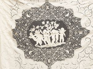 Importante tovaglia in merletto veneziano color ecr  - Asta Una casa fiorentina. Tra tradizione e modernit Le collezioni, i dipinti, gli arredi - III  - Associazione Nazionale - Case d'Asta italiane