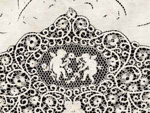 Importante tovaglia in merletto veneziano color ecr  - Asta Una casa fiorentina. Tra tradizione e modernit Le collezioni, i dipinti, gli arredi - III  - Associazione Nazionale - Case d'Asta italiane