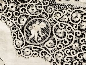 Importante tovaglia in merletto veneziano color ecr  - Asta Una casa fiorentina. Tra tradizione e modernit Le collezioni, i dipinti, gli arredi - III  - Associazione Nazionale - Case d'Asta italiane