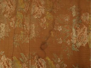 Grande paliotto in broccato di seta, XVIII secolo  - Asta Una casa fiorentina. Tra tradizione e modernit Le collezioni, i dipinti, gli arredi - III  - Associazione Nazionale - Case d'Asta italiane