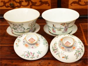 Coppia di ciotole in porcellana con decoro a smalti policromi  - Asta Una casa fiorentina. Tra tradizione e modernit Le collezioni, i dipinti, gli arredi - III  - Associazione Nazionale - Case d'Asta italiane