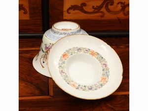 Coppia di ciotole in porcellana con decoro a smalti policromi  - Asta Una casa fiorentina. Tra tradizione e modernit Le collezioni, i dipinti, gli arredi - III  - Associazione Nazionale - Case d'Asta italiane