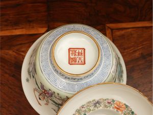 Coppia di ciotole in porcellana con decoro a smalti policromi  - Asta Una casa fiorentina. Tra tradizione e modernit Le collezioni, i dipinti, gli arredi - III  - Associazione Nazionale - Case d'Asta italiane