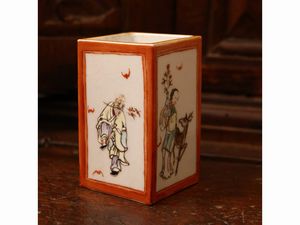 Piccolo vaso con decoro a smalti policromi  - Asta Una casa fiorentina. Tra tradizione e modernit Le collezioni, i dipinti, gli arredi - III  - Associazione Nazionale - Case d'Asta italiane