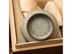 Piccolo vaso in ceramica con invetriatura Cladon di tipo Guan  - Asta Una casa fiorentina. Tra tradizione e modernit Le collezioni, i dipinti, gli arredi - III  - Associazione Nazionale - Case d'Asta italiane