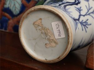 Piccolo vaso in porcellana  - Asta Una casa fiorentina. Tra tradizione e modernit Le collezioni, i dipinti, gli arredi - III  - Associazione Nazionale - Case d'Asta italiane