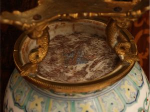 Vaso a bottiglia in porcellana  - Asta Una casa fiorentina. Tra tradizione e modernit Le collezioni, i dipinti, gli arredi - III  - Associazione Nazionale - Case d'Asta italiane