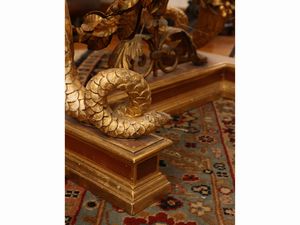Tavolino basso in legno intagliato e dorato  - Asta Una casa fiorentina. Tra tradizione e modernit Le collezioni, i dipinti, gli arredi - III  - Associazione Nazionale - Case d'Asta italiane