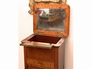 Comodino da centro impiallacciato in acero, Carlo X  - Asta Una casa fiorentina. Tra tradizione e modernit Le collezioni, i dipinti, gli arredi - III  - Associazione Nazionale - Case d'Asta italiane