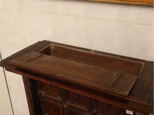 Piccolo stipo monetiere in noce  - Asta Una casa fiorentina. Tra tradizione e modernit Le collezioni, i dipinti, gli arredi - III  - Associazione Nazionale - Case d'Asta italiane