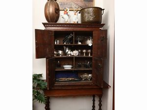 Stipo in noce  - Asta Una casa fiorentina. Tra tradizione e modernit Le collezioni, i dipinti, gli arredi - III  - Associazione Nazionale - Case d'Asta italiane