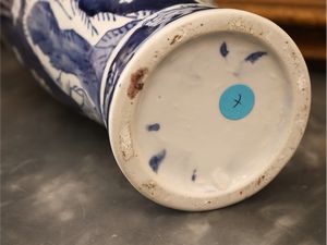 Vaso a balaustro in porcellana cinese  - Asta Una casa fiorentina. Tra tradizione e modernit Le collezioni, i dipinti, gli arredi - III  - Associazione Nazionale - Case d'Asta italiane