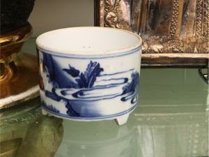 Incensiere in porcellana  - Asta Una casa fiorentina. Tra tradizione e modernit Le collezioni, i dipinti, gli arredi - III  - Associazione Nazionale - Case d'Asta italiane