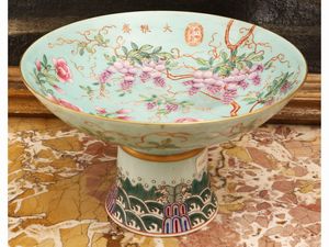 Alzata in porcellana con decoro a smalti policromi  - Asta Una casa fiorentina. Tra tradizione e modernit Le collezioni, i dipinti, gli arredi - III  - Associazione Nazionale - Case d'Asta italiane