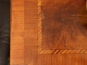 Tavolino scrittoio impiallacciato in ciliegio e altre essenze  - Asta Una casa fiorentina. Tra tradizione e modernit Le collezioni, i dipinti, gli arredi - III  - Associazione Nazionale - Case d'Asta italiane