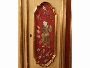 Armadio in legno laccato color crema e magenta  - Asta Una casa fiorentina. Tra tradizione e modernit Le collezioni, i dipinti, gli arredi - III  - Associazione Nazionale - Case d'Asta italiane