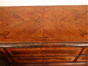 Cassettone a ribalta impiallacciato in noce e altre essenze  - Asta Una casa fiorentina. Tra tradizione e modernit Le collezioni, i dipinti, gli arredi - III  - Associazione Nazionale - Case d'Asta italiane