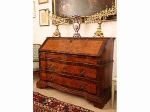 Cassettone a ribalta impiallacciato in noce e altre essenze  - Asta Una casa fiorentina. Tra tradizione e modernit Le collezioni, i dipinti, gli arredi - III  - Associazione Nazionale - Case d'Asta italiane