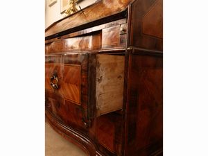 Cassettone a ribalta impiallacciato in noce e altre essenze  - Asta Una casa fiorentina. Tra tradizione e modernit Le collezioni, i dipinti, gli arredi - III  - Associazione Nazionale - Case d'Asta italiane