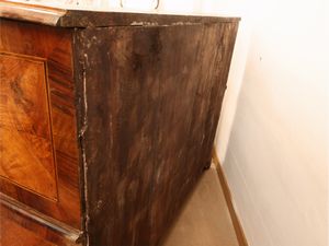 Cassettone a ribalta impiallacciato in noce e altre essenze  - Asta Una casa fiorentina. Tra tradizione e modernit Le collezioni, i dipinti, gli arredi - III  - Associazione Nazionale - Case d'Asta italiane
