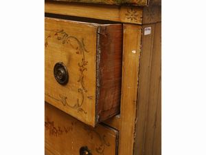 Cassettone in legno laccato color ocra  - Asta Una casa fiorentina. Tra tradizione e modernit Le collezioni, i dipinti, gli arredi - III  - Associazione Nazionale - Case d'Asta italiane