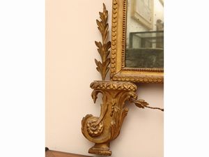 Specchiera con cornice in legno intagliato e dorato facente parte di una coppia  - Asta Una casa fiorentina. Tra tradizione e modernit Le collezioni, i dipinti, gli arredi - III  - Associazione Nazionale - Case d'Asta italiane