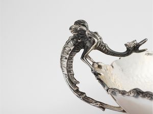 Centrotavola in metallo argentato  - Asta Una casa fiorentina. Tra tradizione e modernit Le collezioni, i dipinti, gli arredi - III  - Associazione Nazionale - Case d'Asta italiane