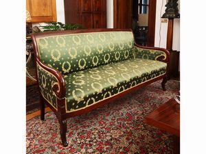 Divano e coppia di poltrone in mogano, facenti parte di un finimento  - Asta Una casa fiorentina. Tra tradizione e modernit Le collezioni, i dipinti, gli arredi - III  - Associazione Nazionale - Case d'Asta italiane