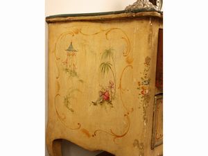 Coppia di piccoli cassettoni in legno laccato color crema  - Asta Una casa fiorentina. Tra tradizione e modernit Le collezioni, i dipinti, gli arredi - III  - Associazione Nazionale - Case d'Asta italiane