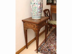 Coppia di tavolini in noce  - Asta Una casa fiorentina. Tra tradizione e modernit Le collezioni, i dipinti, gli arredi - III  - Associazione Nazionale - Case d'Asta italiane
