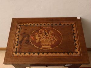 Coppia di tavolini in noce  - Asta Una casa fiorentina. Tra tradizione e modernit Le collezioni, i dipinti, gli arredi - III  - Associazione Nazionale - Case d'Asta italiane