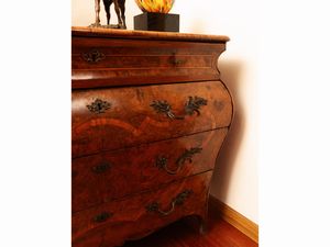 Cassettone ad urna impiallacciato in noce e radica di noce  - Asta Una casa fiorentina. Tra tradizione e modernit Le collezioni, i dipinti, gli arredi - III  - Associazione Nazionale - Case d'Asta italiane