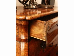 Cassettone ad urna impiallacciato in noce e radica di noce  - Asta Una casa fiorentina. Tra tradizione e modernit Le collezioni, i dipinti, gli arredi - III  - Associazione Nazionale - Case d'Asta italiane