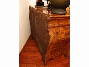 Cassettone ad urna impiallacciato in noce e radica di noce  - Asta Una casa fiorentina. Tra tradizione e modernit Le collezioni, i dipinti, gli arredi - III  - Associazione Nazionale - Case d'Asta italiane