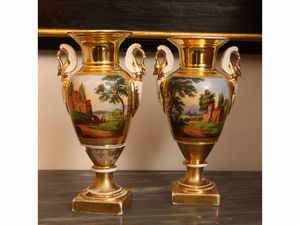 Coppia di vasi ad anfora in porcellana lumeggiata in oro  - Asta Una casa fiorentina. Tra tradizione e modernit Le collezioni, i dipinti, gli arredi - III  - Associazione Nazionale - Case d'Asta italiane