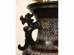Grande vaso in bronzo e smalti cloisonn  - Asta Una casa fiorentina. Tra tradizione e modernit Le collezioni, i dipinti, gli arredi - III  - Associazione Nazionale - Case d'Asta italiane