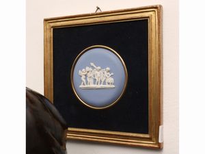 Serie di cinque placche in biscuit azzurro, Wedgwood  - Asta Una casa fiorentina. Tra tradizione e modernit Le collezioni, i dipinti, gli arredi - III  - Associazione Nazionale - Case d'Asta italiane