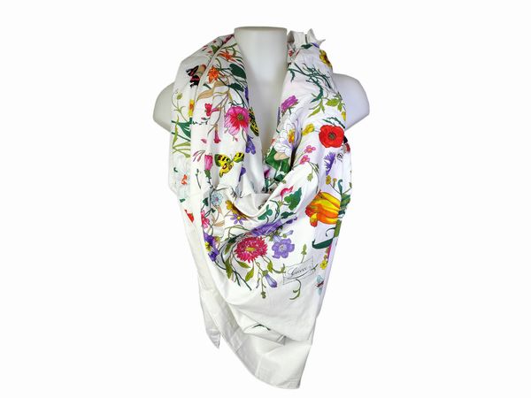 Gucci, Grande foulard in cotone bianco Flora  - Asta Vintagemania - Associazione Nazionale - Case d'Asta italiane