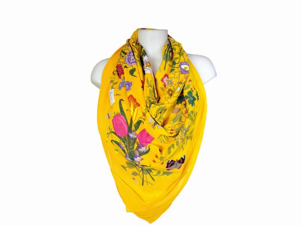 Gucci, Grande foulard in cotone giallo Flora  - Asta Vintagemania - Associazione Nazionale - Case d'Asta italiane
