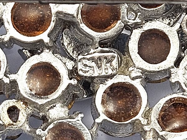 SNK, Spilla di forma triangolare  - Asta Vintagemania - Associazione Nazionale - Case d'Asta italiane