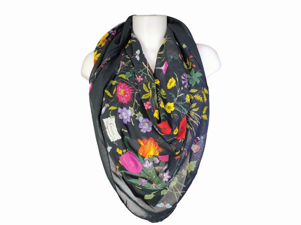 Gucci, Grande foulard in cotone nero Flora  - Asta Vintagemania - Associazione Nazionale - Case d'Asta italiane
