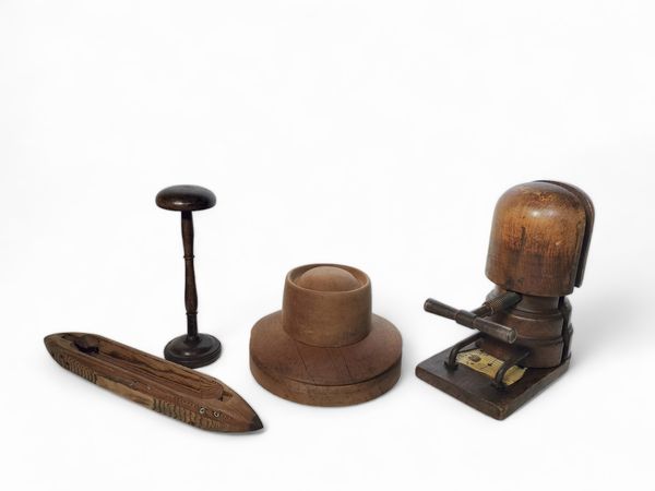 Lotto di articoli per cappelli  - Asta Vintagemania - Associazione Nazionale - Case d'Asta italiane