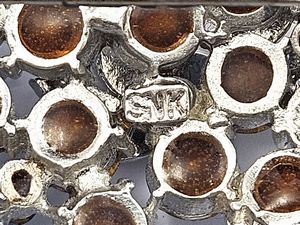 SNK, Spilla di forma triangolare  - Asta Vintagemania - Associazione Nazionale - Case d'Asta italiane