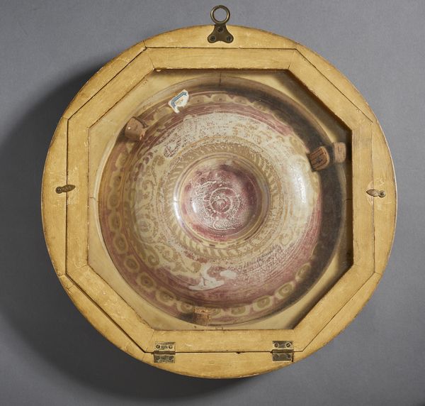 BOTTEGA DI MASTRO GIORGIO, GUBBIO, 1530 CIRCA : Piatto in maiolica dipinta e lustrata, cavetto decorato da motivi a trofei 'all'antica' e fitomorfi su fondo blu, con umbone centrato da stemma, tesa con fascia ondulata alternata a fiori stilizzati  - Asta Asta 432 | ARTE ANTICA E DEL XIX SECOLO Tradizionale - Associazione Nazionale - Case d'Asta italiane