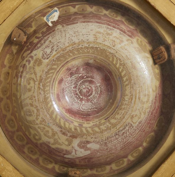 BOTTEGA DI MASTRO GIORGIO, GUBBIO, 1530 CIRCA : Piatto in maiolica dipinta e lustrata, cavetto decorato da motivi a trofei 'all'antica' e fitomorfi su fondo blu, con umbone centrato da stemma, tesa con fascia ondulata alternata a fiori stilizzati  - Asta Asta 432 | ARTE ANTICA E DEL XIX SECOLO Tradizionale - Associazione Nazionale - Case d'Asta italiane