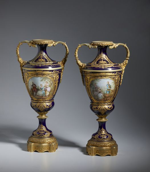 MANIFATTURA FRANCESE DELLA FINE DEL XIX SECOLO : Coppia di vasi biansati in porcellana blu con decori dorati, applicationi e basi in bronzo dorato, corpo dipinto sul fronte con scene galanti e sul retro con un tema paesaggistico  - Asta Asta 432 | ARTE ANTICA E DEL XIX SECOLO Tradizionale - Associazione Nazionale - Case d'Asta italiane