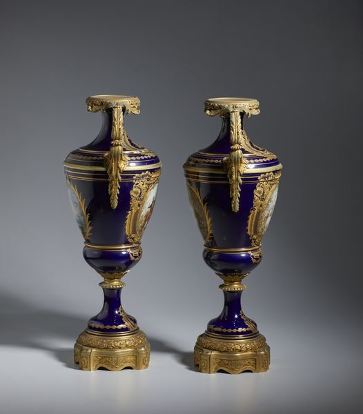 MANIFATTURA FRANCESE DELLA FINE DEL XIX SECOLO : Coppia di vasi biansati in porcellana blu con decori dorati, applicationi e basi in bronzo dorato, corpo dipinto sul fronte con scene galanti e sul retro con un tema paesaggistico  - Asta Asta 432 | ARTE ANTICA E DEL XIX SECOLO Tradizionale - Associazione Nazionale - Case d'Asta italiane