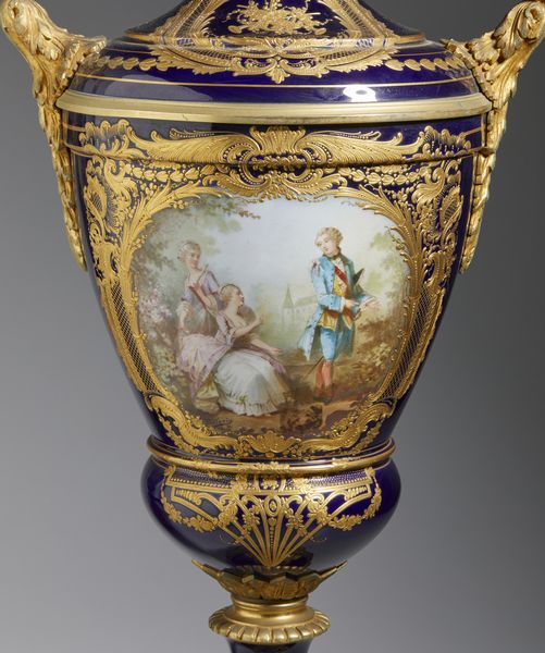 MANIFATTURA FRANCESE DELLA FINE DEL XIX SECOLO : Coppia di vasi biansati in porcellana blu con decori dorati, applicationi e basi in bronzo dorato, corpo dipinto sul fronte con scene galanti e sul retro con un tema paesaggistico  - Asta Asta 432 | ARTE ANTICA E DEL XIX SECOLO Tradizionale - Associazione Nazionale - Case d'Asta italiane