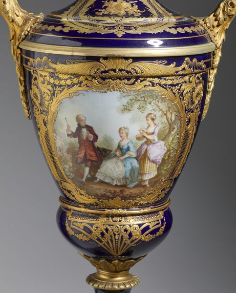 MANIFATTURA FRANCESE DELLA FINE DEL XIX SECOLO : Coppia di vasi biansati in porcellana blu con decori dorati, applicationi e basi in bronzo dorato, corpo dipinto sul fronte con scene galanti e sul retro con un tema paesaggistico  - Asta Asta 432 | ARTE ANTICA E DEL XIX SECOLO Tradizionale - Associazione Nazionale - Case d'Asta italiane