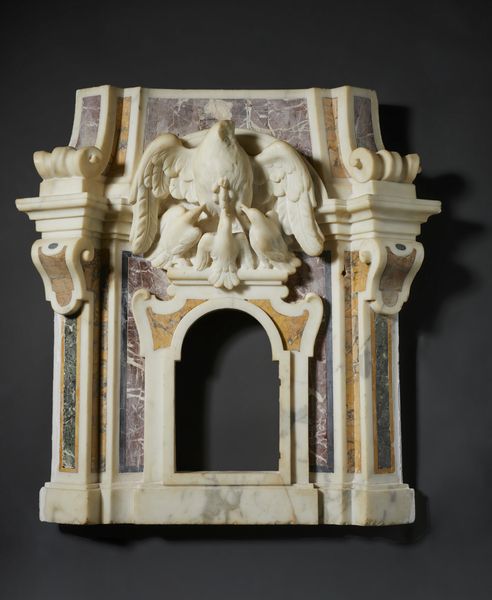 SCULTORE CENTROITALIANO DEL XVII-XVIII SECOLO : Tabernacolo in marmo bianco intarsiato in marmi vari, scolpito nella parte superiore a volute e con la figura allegorica del pellicano che nutre i propri piccoli  - Asta Asta 432 | ARTE ANTICA E DEL XIX SECOLO Tradizionale - Associazione Nazionale - Case d'Asta italiane